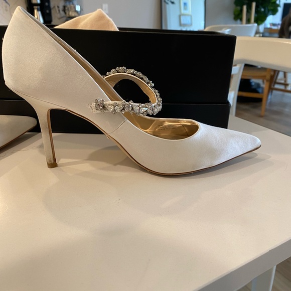 Badgley Mischka Theory Pump in Soft White - Picture 9 of 14